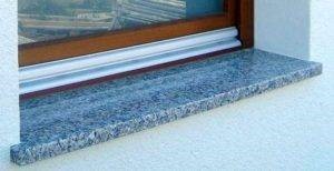 Parapety kamienne z granitu czy z marmuru